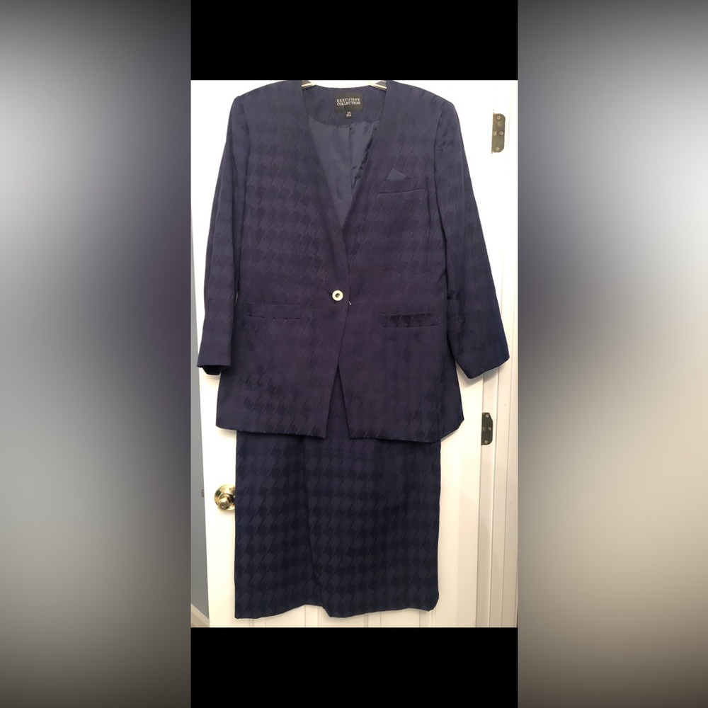 Executive Collection 2pc navy blue suit, jacket and skirt. Size 16W.